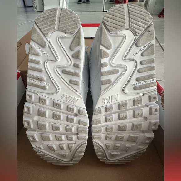 VGUC Nike Air Max 90’s. Barely worn, barely any creases. - Picture 3 of 4
